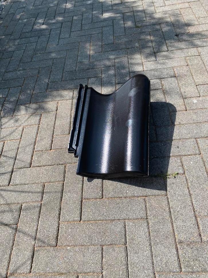 Partij 32 nieuwe chaperon pannen. Madura zwart engobe, Doe-het-zelf en Verbouw, Dakpannen en Dakbedekking, Nieuw, Dakpannen, Steen of Klei