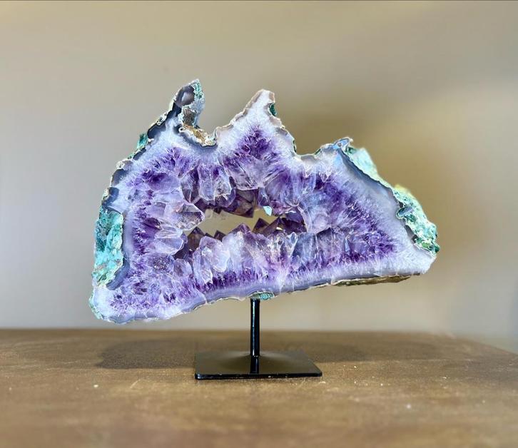 Amethist portal op zwarte stalen voet, Sieraden, Tassen en Uiterlijk, Edelstenen, Nieuw, Ophalen of Verzenden