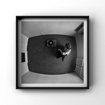 Man met platenspeler, 1976 | cadeau , vinyl, zwart wit 70s beschikbaar voor biedingen