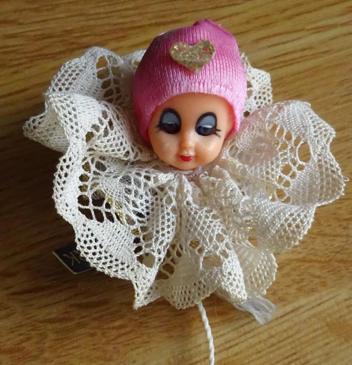 Kantklossen – Poppenhoofdje met handgekloste kraag, Hobby en Vrije tijd, Kantklossen, Zo goed als nieuw, Overige typen, Ophalen of Verzenden