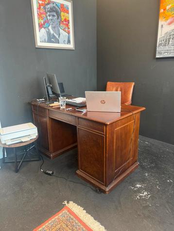 Bureau antiek beschikbaar voor biedingen