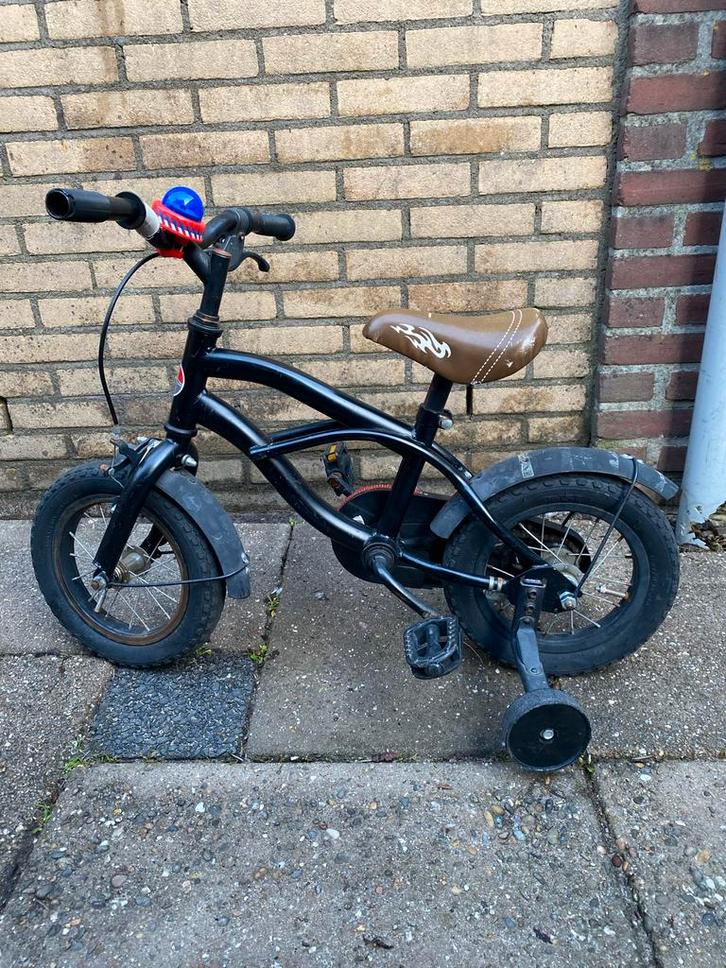 12 inch peuterfiets met zijwieltjes en brandweerbel, Fietsen en Brommers, Fietsen | Jongens, Gebruikt, 14 inch of minder, Ophalen