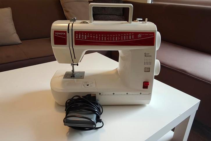 Toyota Naaimachine - ES121 RS2000, Hobby en Vrije tijd, Naaimachines en Toebehoren, Gebruikt, Naaimachine, Overige merken, Ophalen of Verzenden