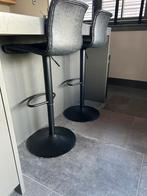 Te koop: 2 zwarte draaibare barstoelen in hoogte verstelbaar, Ophalen, Leer, Zo goed als nieuw, 90 cm of meer