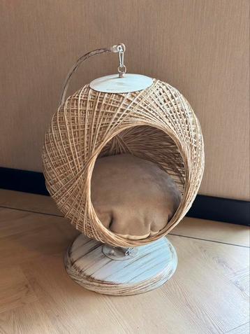 Chique kattenmand op voet beschikbaar voor biedingen