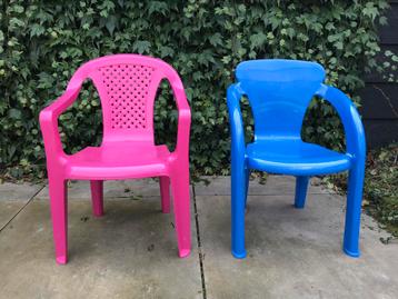 Twee tuinstoelen kind roze en blauw plastic beschikbaar voor biedingen