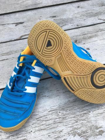 Adidas zaalschoenen maat 37 1/3 beschikbaar voor biedingen