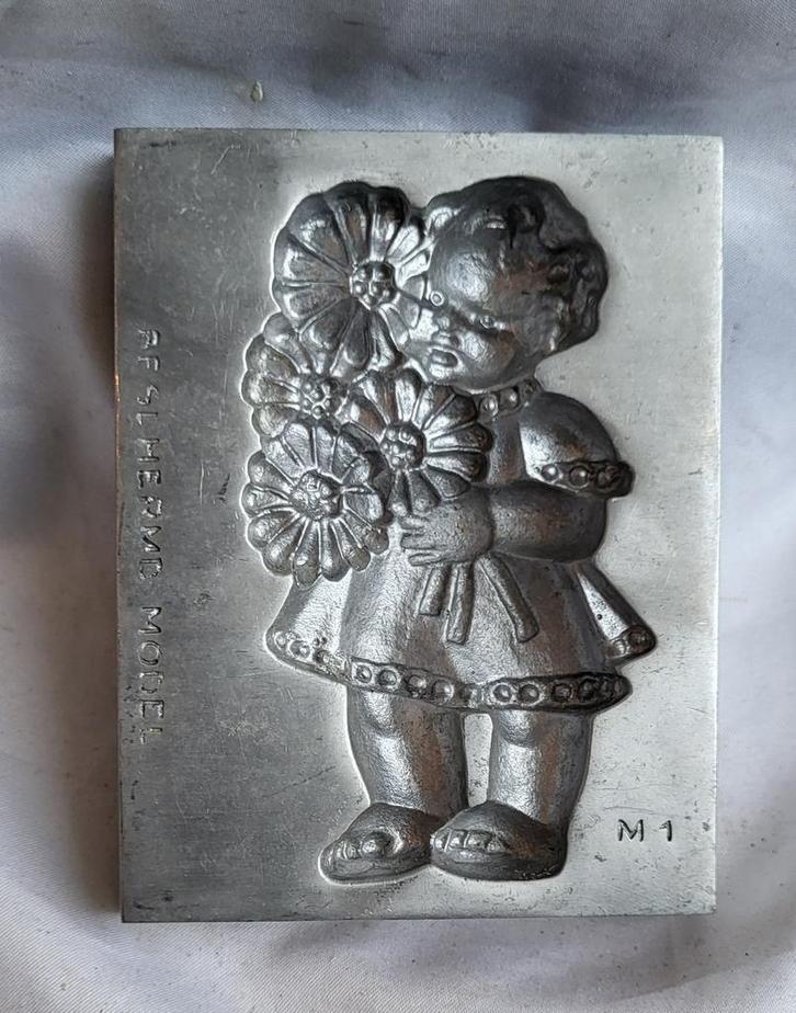 Oude Marsepeinvorm: Meisje met Bloemen, Antiek en Kunst, Curiosa en Brocante, Ophalen of Verzenden