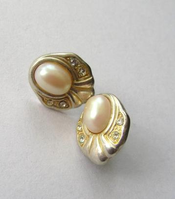 Prachtige vintage glas parel oorbellen stekers met kristal beschikbaar voor biedingen