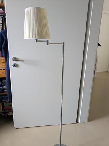 Staande lamp met roomkleurige stoffen kap. beschikbaar voor biedingen
