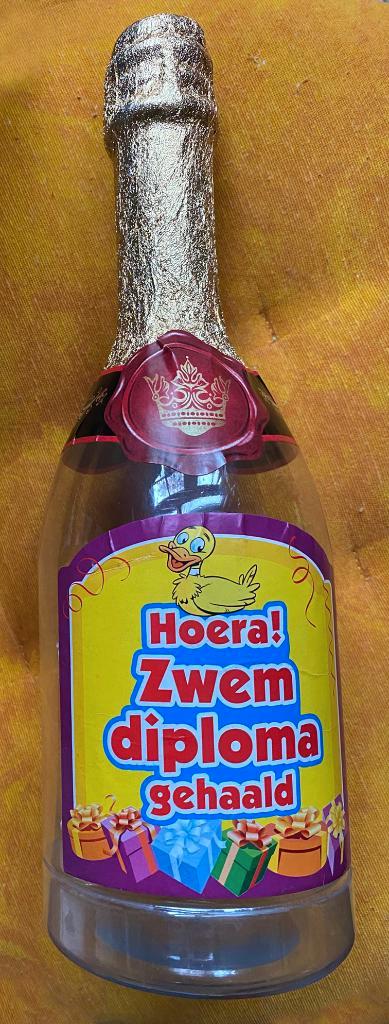 Snoeppot als 30 cm champagnefles "Zwemdiploma gehaald", Kinderen en Baby's, Kinderkleding | Kinder-zwemkleding, Zo goed als nieuw