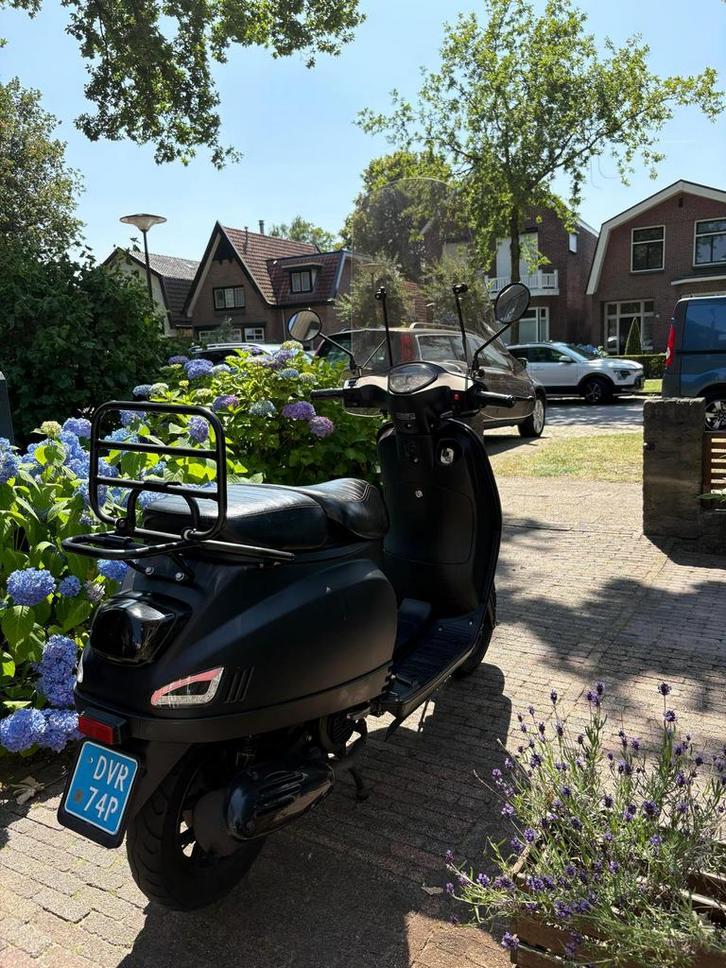 Zeer goede staat scooter DTS Milano zwart met scherm, Fietsen en Brommers, Scooters | Overige merken, Benzine, Ophalen