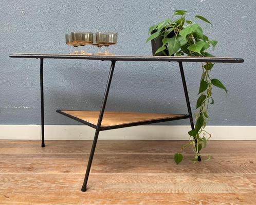 Industriële salontafel metaal hout - vintage retro tafel, Huis en Inrichting, Tafels | Salontafels, Gebruikt, 50 tot 75 cm, 50 tot 100 cm