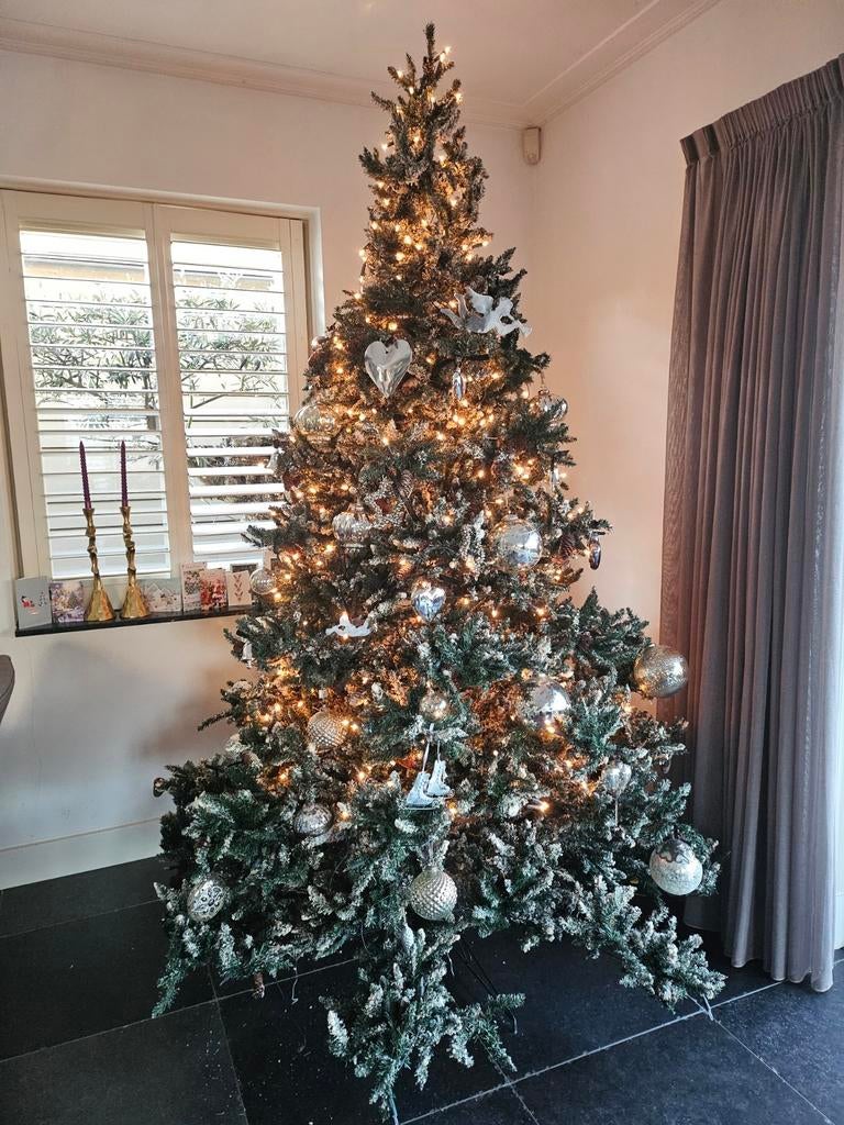 Riviera Maison Kerstboom 275cm met Sneeuw & Ballen en led, Huis en Inrichting, Woonaccessoires | Kunstplanten en Kunstbloemen