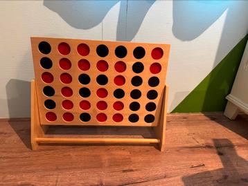 Groot 4 op een rij spel beschikbaar voor biedingen