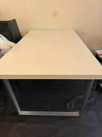 Te koop: Eettafel in goede staat – stijlvol en stevig beschikbaar voor biedingen