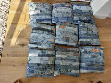 9x jeans kussentjes van 40x40 cm en een jeanspoef 40x40x40cm beschikbaar voor biedingen