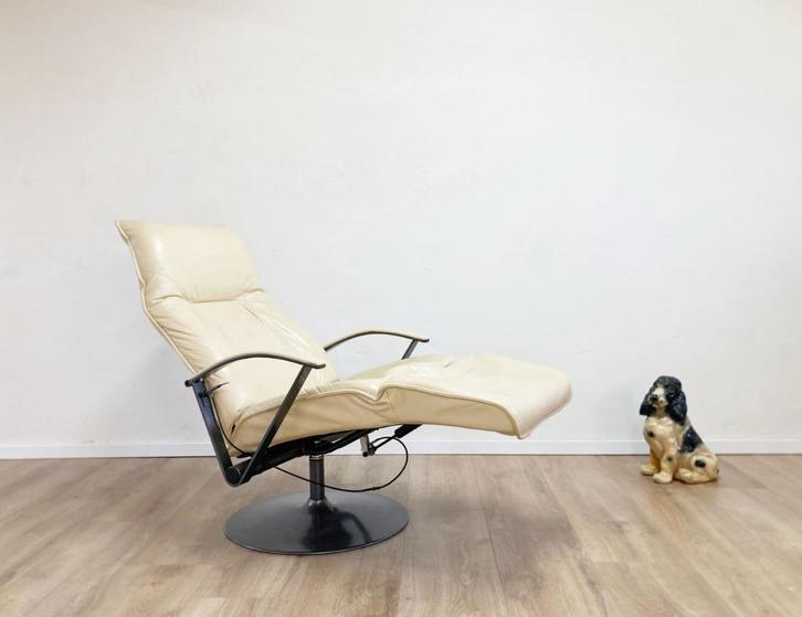 Lederen vintage draaifauteuil. Retro design stoel, Huis en Inrichting, Fauteuils, Gebruikt, Leer, Metaal, Overige materialen, 50 tot 75 cm