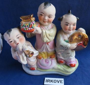 CHINEES BEELD * ZOTJES MET GESCHENKEN * Porselein * beschikbaar voor biedingen