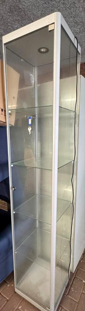 Glazen vitrinekast met verlichting sleutels - 190x40x40 cm, Huis en Inrichting, Kasten | Vitrinekasten, Gebruikt, 150 tot 200 cm