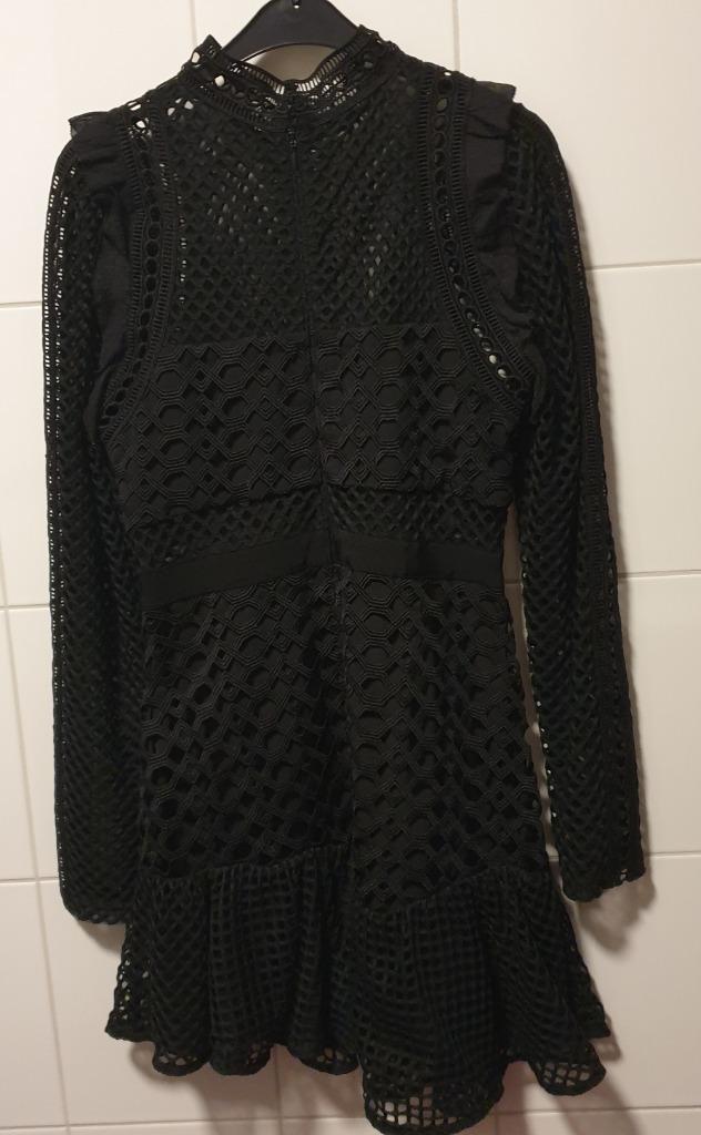 Zwarte zomerjurk Jurk van Self Portrait, Kleding | Dames, Jurken, Zo goed als nieuw, Maat 38/40 (M), Zwart, Onder de knie, Ophalen of Verzenden