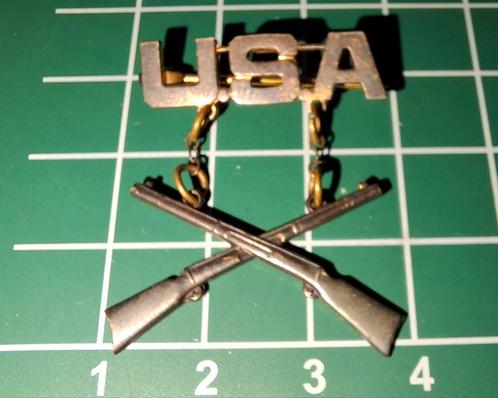 Sterling US Infantry Rifles Device WO2, Verzamelen, Militaria | Tweede Wereldoorlog, Landmacht, Embleem of Badge, Amerika, Verzenden