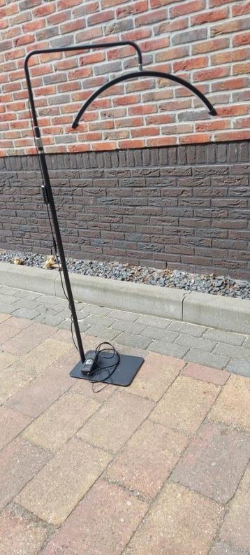 halve maanlamp beschikbaar voor biedingen