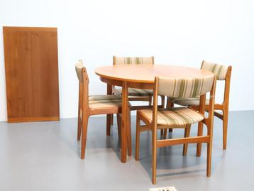 Deense vintage eettafel rond ovaal beschikbaar voor biedingen