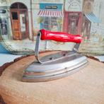 Vintage strijkijzer met rood handvat, Ophalen of Verzenden