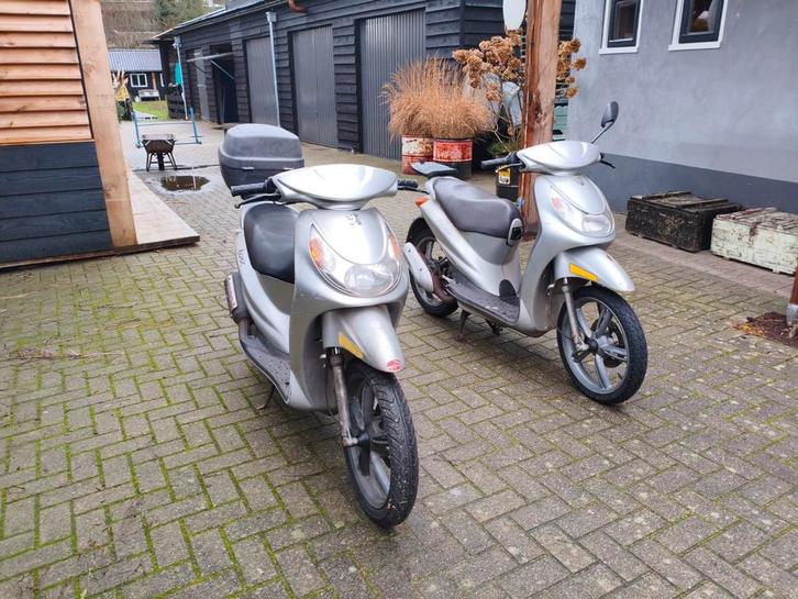 Twee  Peugeot Looxor scooters, Fietsen en Brommers, Brommeronderdelen | Scooters, Gebruikt, Peugeot, Cilinder, Ophalen of Verzenden