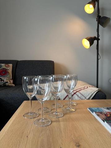 Wijnglazen en champagneglazen beschikbaar voor biedingen