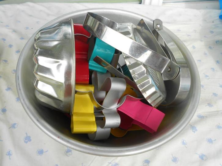 Bakvorm + uitsteekvormen, alu, ijzer + silicone en opbergkom, Hobby en Vrije tijd, Taarten en Cupcakes maken, Gebruikt, Bakvorm