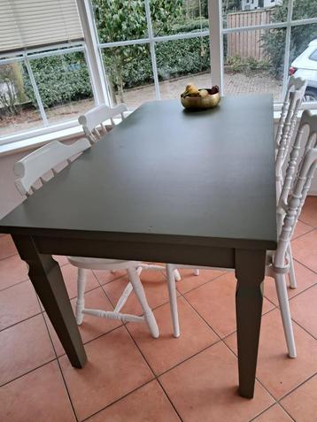 Eettafel met 4 stoelen beschikbaar voor biedingen