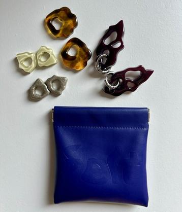 Set van vier unieke Felt Atelier oorbellen inclusief hangers beschikbaar voor biedingen