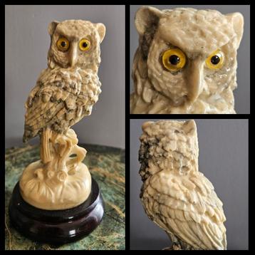 Vintage sculptuur van een uil op houten basement  beschikbaar voor biedingen
