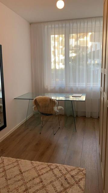 Glazen tafel  beschikbaar voor biedingen