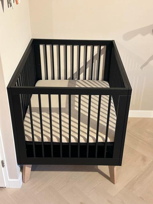 Stijlvolle Kidsmill Sixties Box – Zwart met houten poten, Kinderen en Baby's, Boxen, Zo goed als nieuw, Rechthoekig, In hoogte verstelbaar