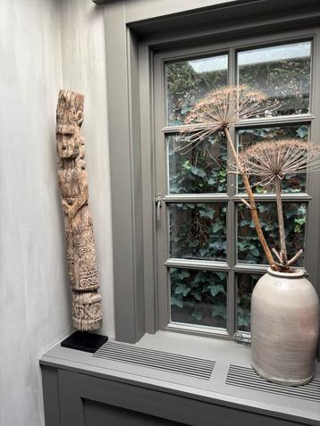Uniek item!! 110 cm hoog prachtig vergrijsd beeld op statief beschikbaar voor biedingen