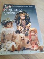 Boek  Een leven lang spelen    ( Poppen ), Verzamelen, Poppen, Gebruikt, Ophalen of Verzenden, Pop