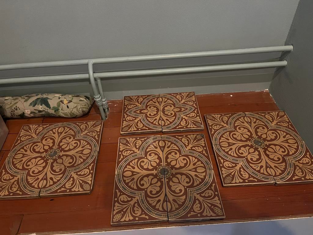 Oude tegels uit een kerk, Ophalen