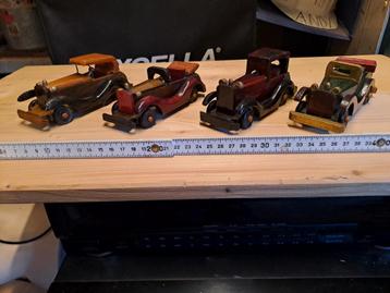 4 houten auto's  beschikbaar voor biedingen