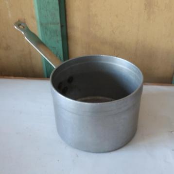 Steelpan metaal oud diameter 17 cm hoogte 9 cm aluminium beschikbaar voor biedingen