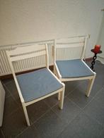 Twee witte houten stoelen met grijze zitting, Hout, Gebruikt, Twee, Eenvoudig