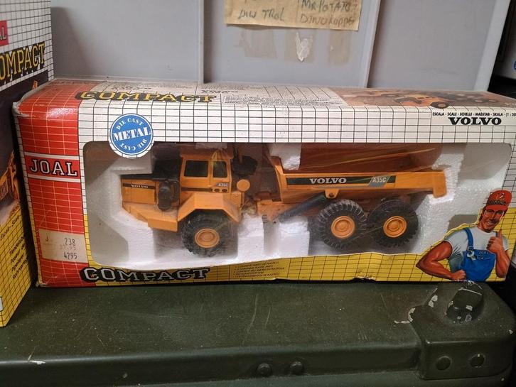 Joal Compact Volvo knikdumper en pipelayer 25 euro p.s., Hobby en Vrije tijd, Modelauto's | 1:50, Zo goed als nieuw, Hijskraan, Tractor of Landbouw