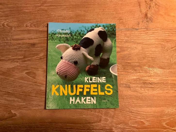 Boek Kleine Knuffels Haken - Christel Krukkert, Boeken, Hobby en Vrije tijd, Zo goed als nieuw, Breien en Haken, Geschikt voor kinderen