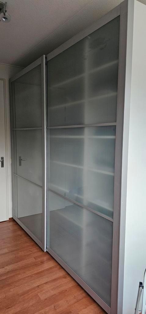 Twee grote kledingkasten met schuifdeuren - IKEA PAX stijl, Huis en Inrichting, Kasten | Roldeurkasten en Archiefkasten, Gebruikt