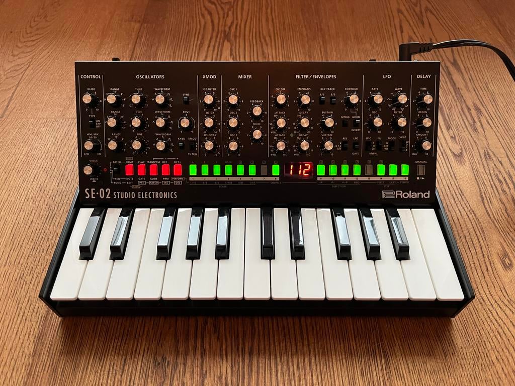 Roland SE-02 Boutique Analoge Synthesizer + Accessoires, Muziek en Instrumenten, Synthesizers, Gebruikt, Roland, Met midi-aansluiting