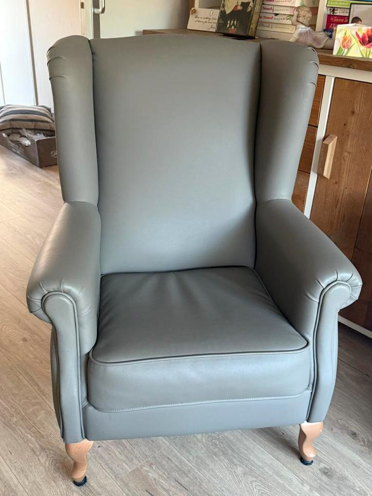 Twee oorfauteuils van Pronto wonen, Huis en Inrichting, Fauteuils, Zo goed als nieuw, Leer, 75 tot 100 cm, Minder dan 75 cm, Ophalen