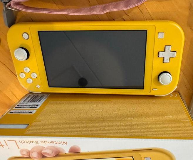 Nintendo Switch Lite - Geel, Spelcomputers en Games, Games | Nintendo Switch, Zo goed als nieuw, Overige genres, 1 speler, Vanaf 7 jaar