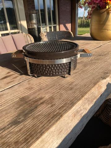 Een nieuw in doos tafel bqq                   beschikbaar voor biedingen